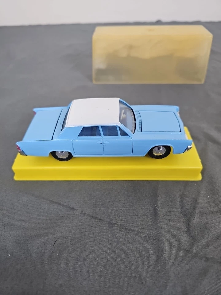 Coche fundido a presión Lincoln Continental Dinky Toys vintage años 60 Foto 3 de 4