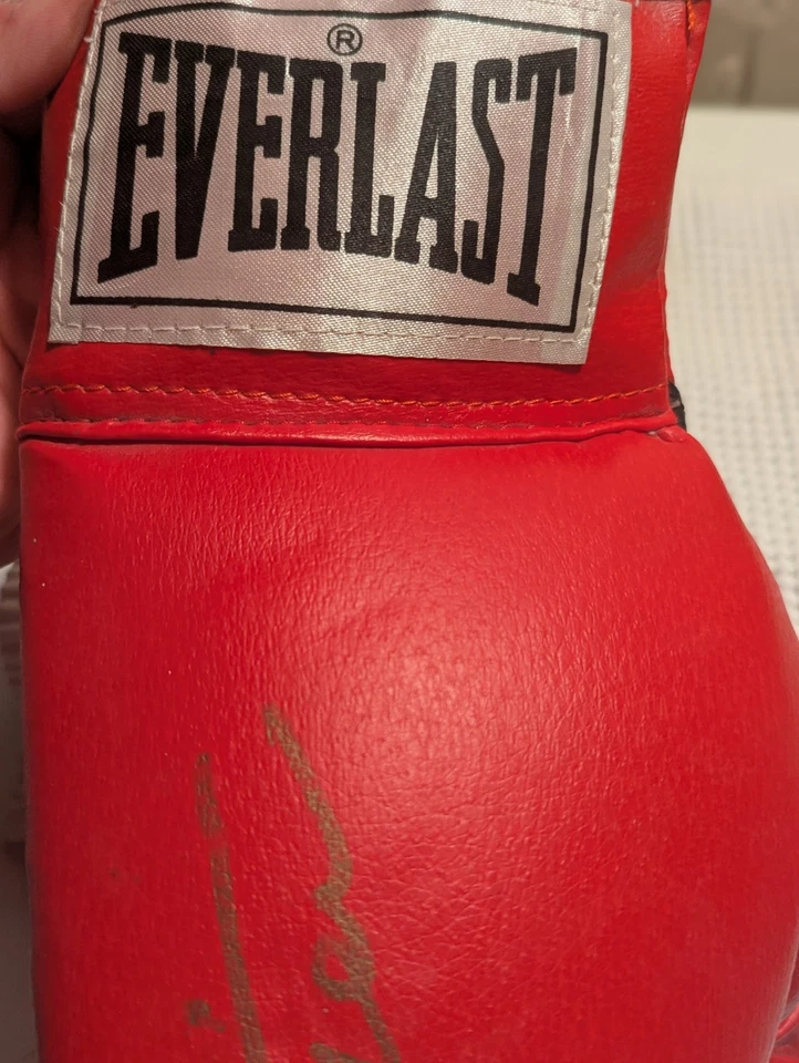 H.O.F Boxing Great 'Smokin' Joe Frazier AUTOGRAPHED Everlast Boxing Glove - Image 4 of 4