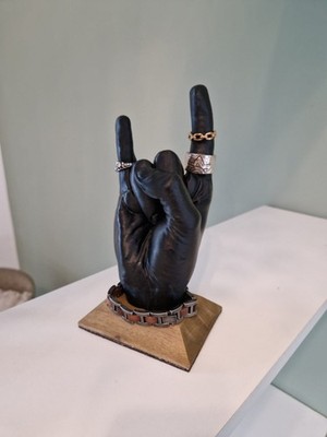 Ringhalter  Rock On    Handförmiger Schmuckhalter aus PETG mit Akazienholz-Socke