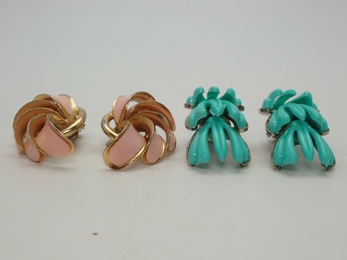 Pair of Vintage Pink Enamel & Teal Early Plastic Clip Earrings - Picture 3 of 9