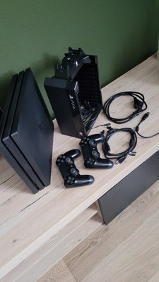 Playstation 4 Pro 1TB 2 Controller & Disk Tower mit Dockstation für 2 Controller