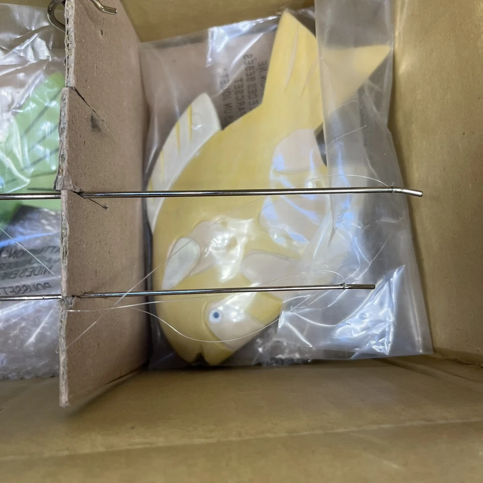 Carrusel móvil para bebés Pottery Barn niños peces de madera guardería náutica multicolor Foto 4 de 4