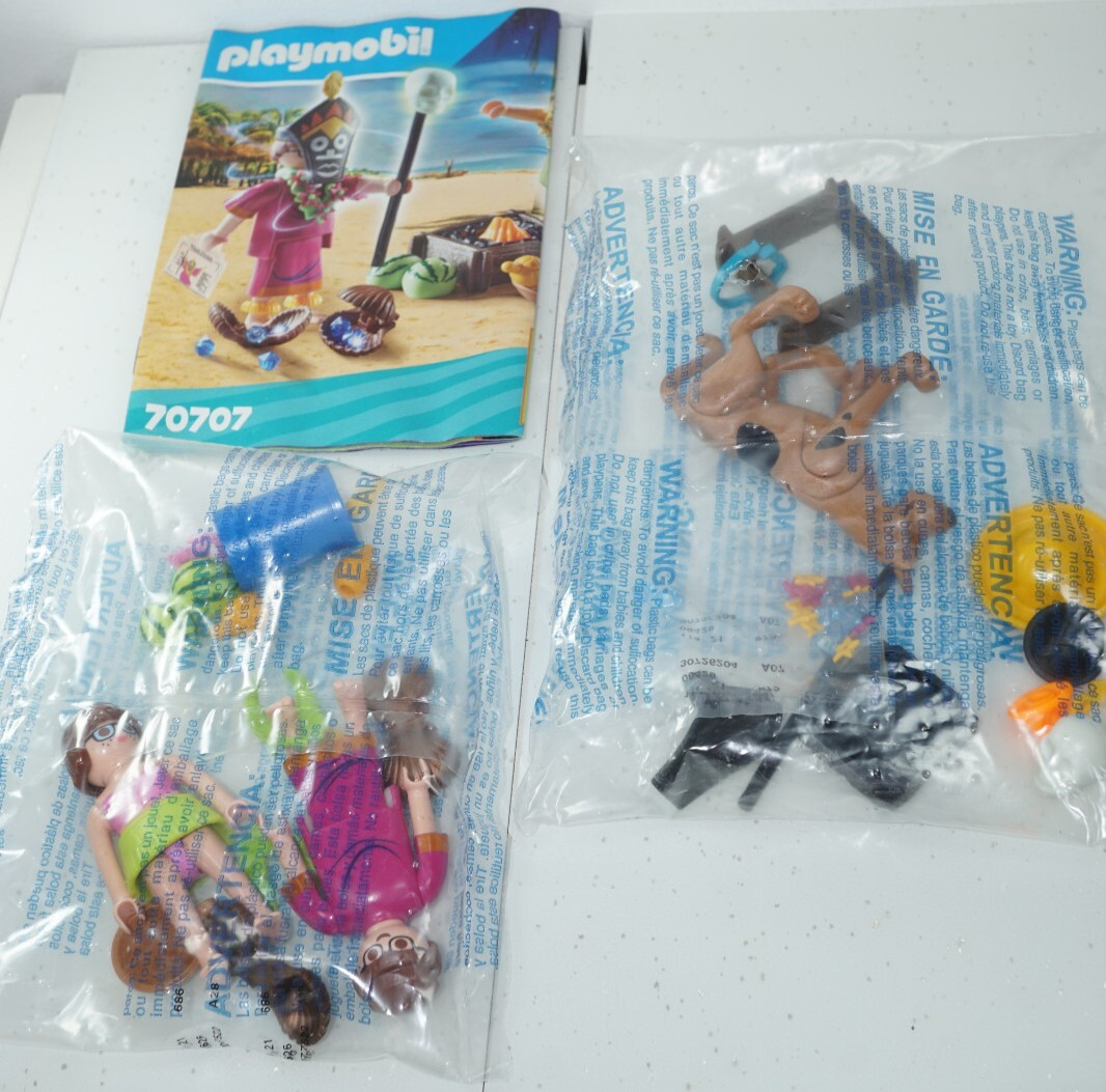 PLaymobil 70707 SCOOBY-DOO! Adventure Hawaiian Velma & Scooby with Witch Doctor