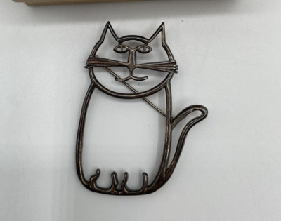 Sitting Fat Cat Outline Brooch Pin