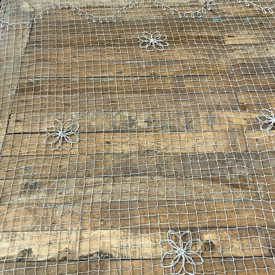 Cortina Multiuso Flecos Red Crochet Vintage Floral Ondulada Beige 112" x 90" Foto 3 de 4