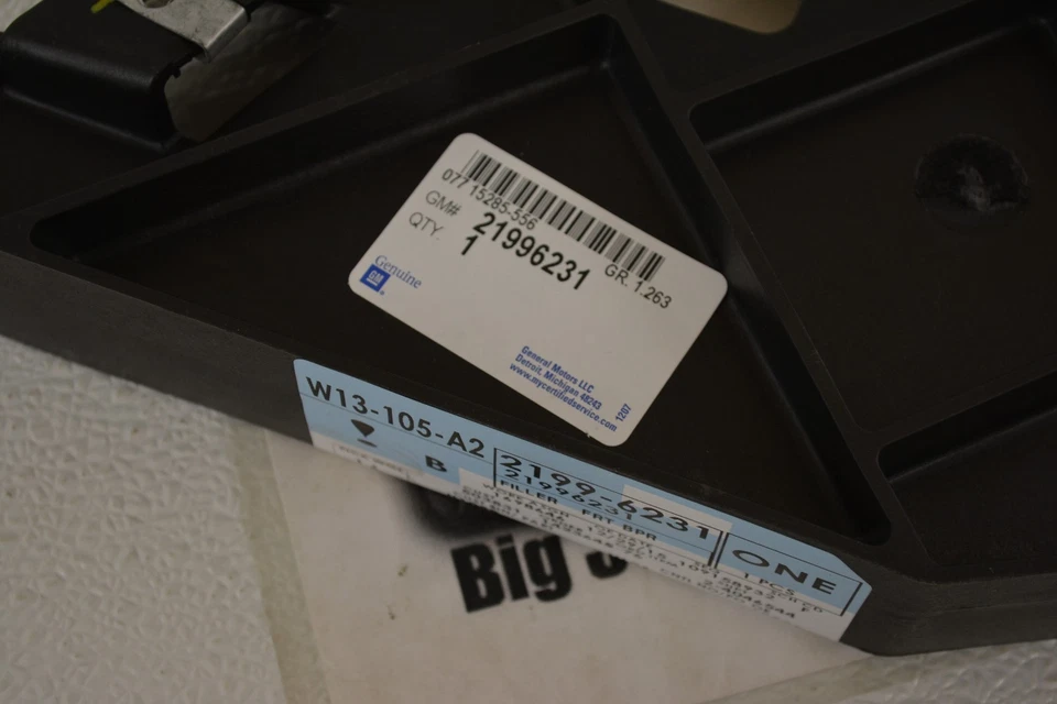 Chevrolet Tahoe Suburban Avalanche 2007-2013 parachoques derecho soporte de llenado nuevo OEM Foto 3 de 3