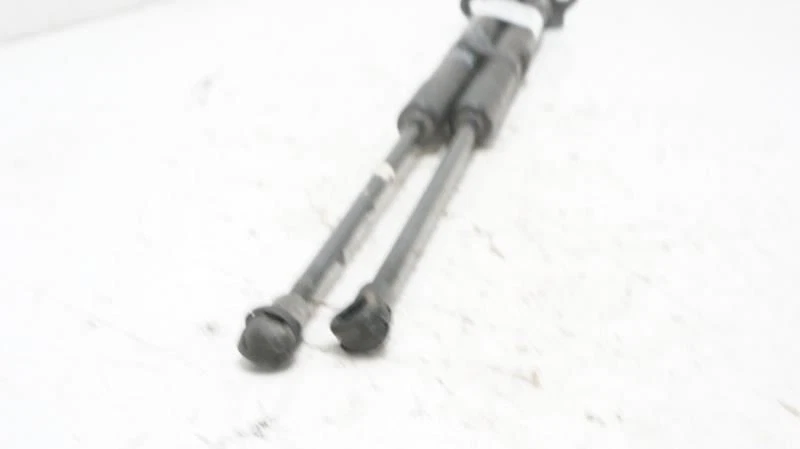 Toyota Prius 2016 puerta levadiza maletero amortiguador puntal juego de soporte 68960-0W860 OEM Foto 2 de 4