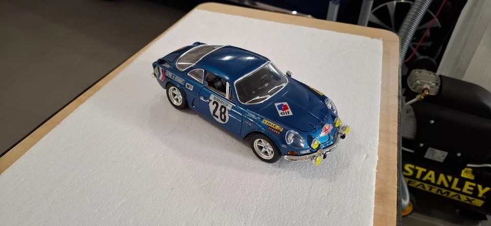 Auto modello Alpine A110 Burago scala 1/16 - Immagine 4 di 4