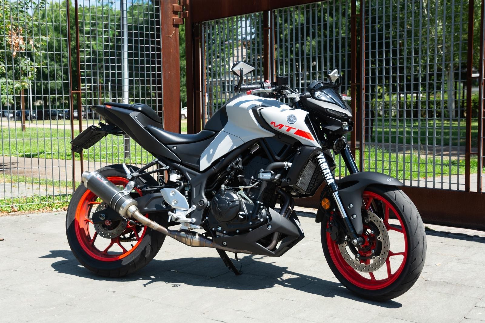 Yamaha mt-03 321cc anno 2021 usata colori arancione-grigio.