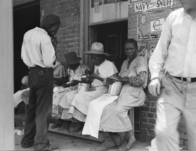Lunchtime for these Georgia peach pickers They earn seventy five c- Old Photo
