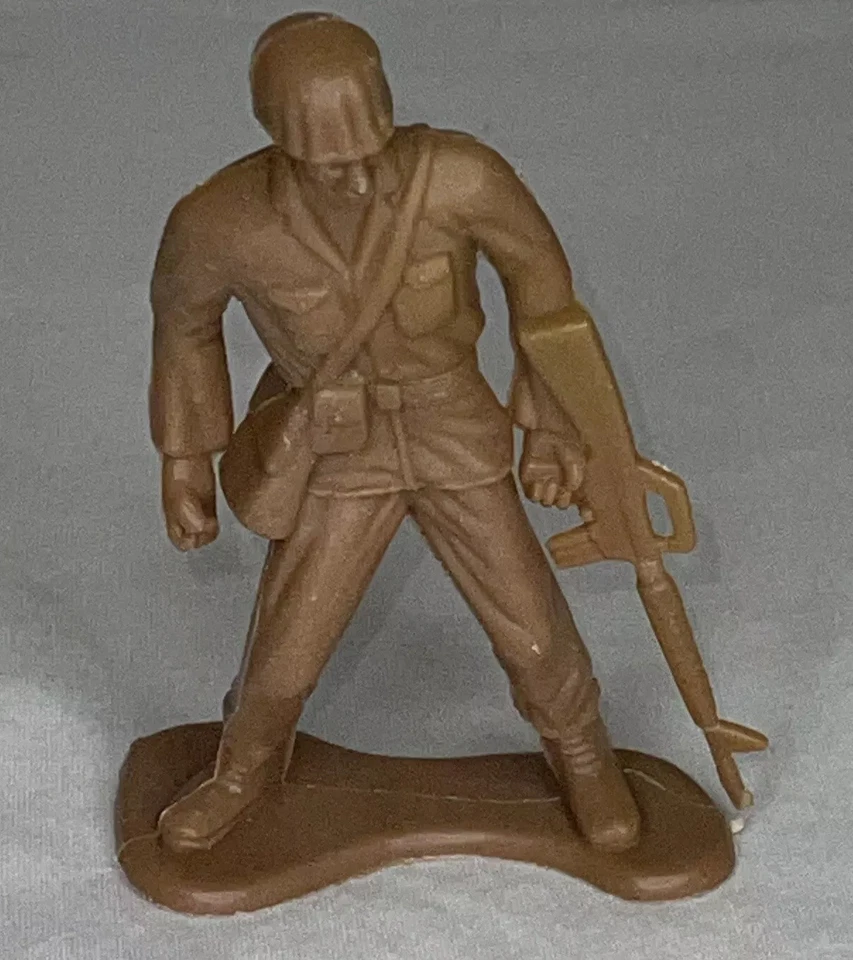 Vintage lot 4 Greenbrier International Inc Tan 4 inch Plastic Army Men Soldiers - Image 4 of 4