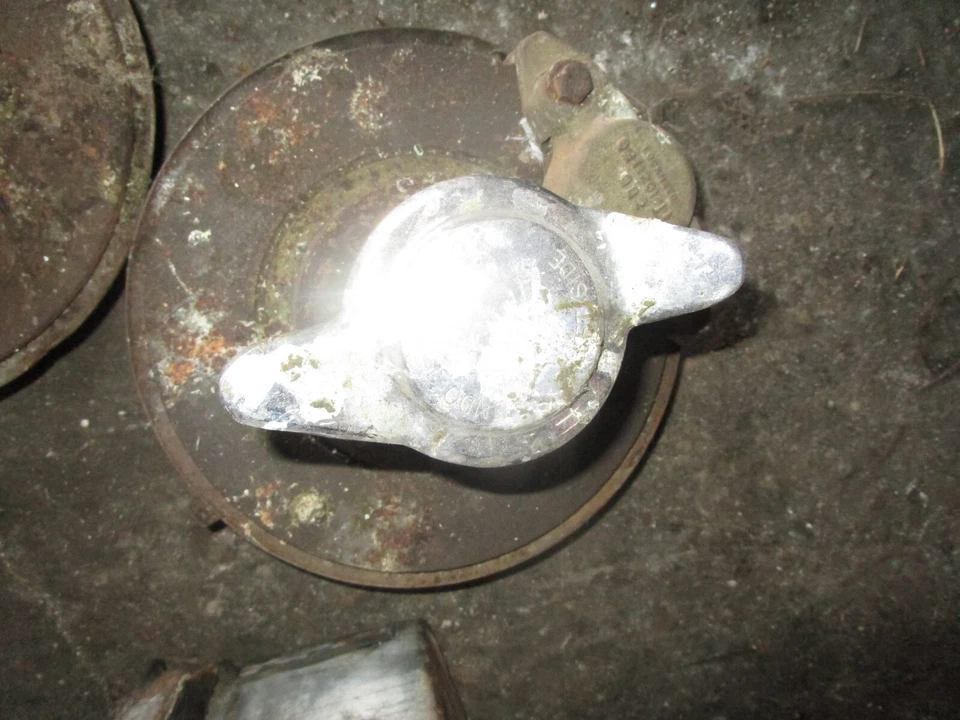 MG MGB Front Suspension with Hubs and Knockoffs 1962-1967 Wire Wheels - Image 2 of 4