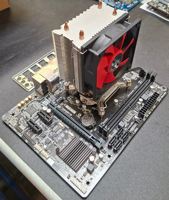 Mainboard Gigabyte GA-H110M-S2H + Intel Core i5-7400 + Kühler