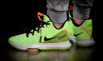 Nike Lebron Witness 5 ''Grinch'' Lime Glow Black CQ9380-300 Men's Size 11.5 NEW