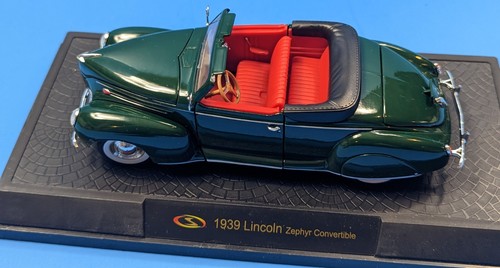 Signature 1939 Lincoln Zephyr Convertible - 1:32 Scale - Green - Picture 16 of 22