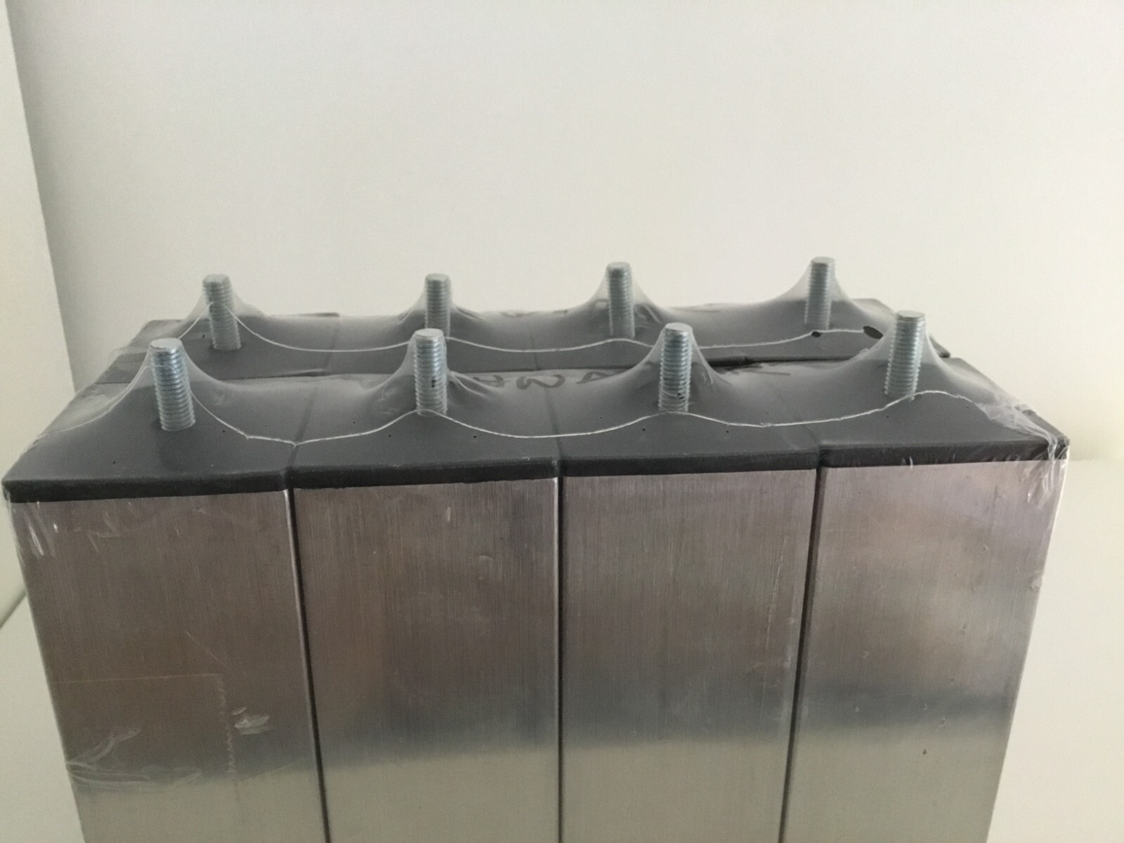 Pieds de lit en métal brossé robustes pour surélever un lit double en inox