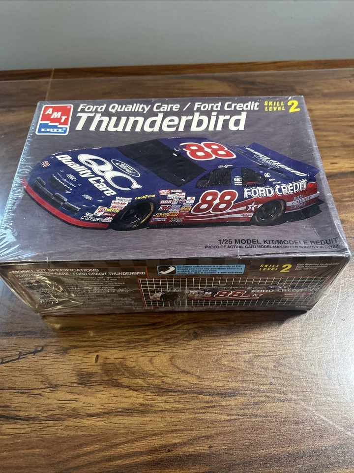 Dale Jarrett #88 Ford Quality Care Yates Thunderbird Amt 1/24 plástico 8160 nuevo Foto 4 de 4