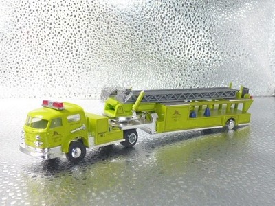 Praline 1:87 American LaFrance Feuerwehr Leiterwagen