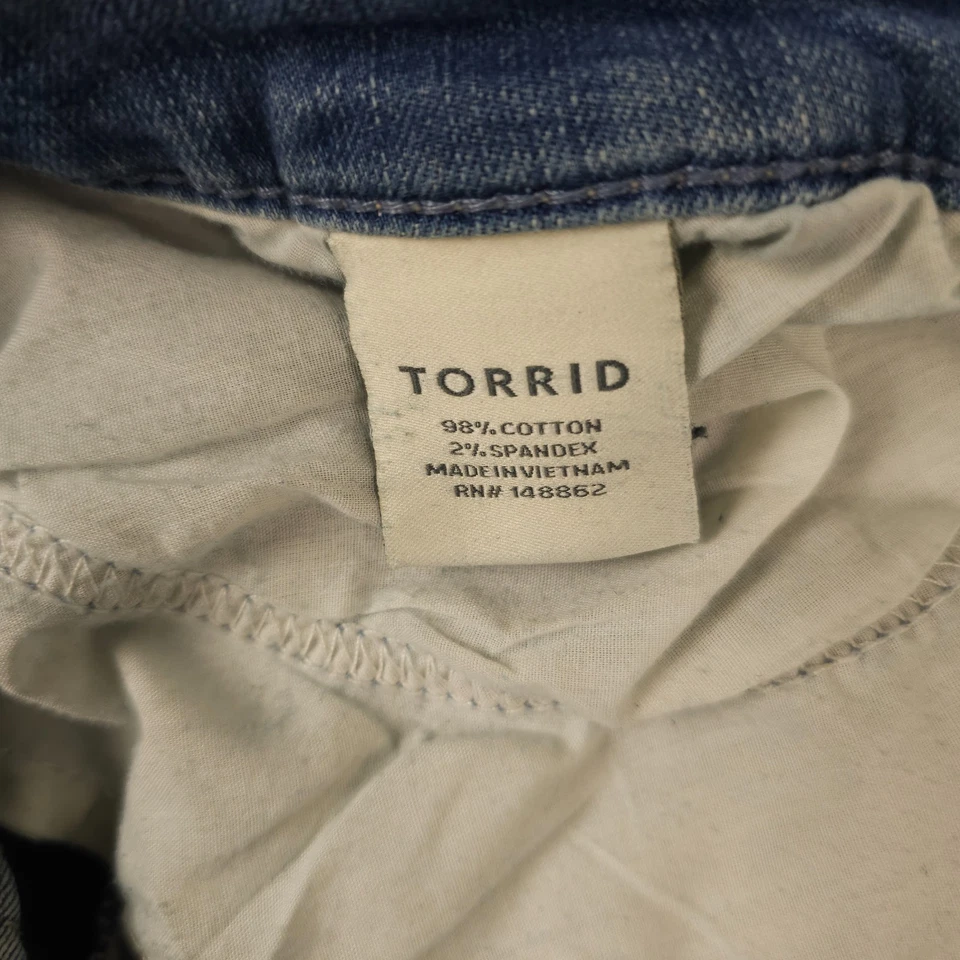 Torrid Jean Shorts Womens 20 Plue Blue Denim Bermuda Distressed Patched Stretch - Image 4 of 4