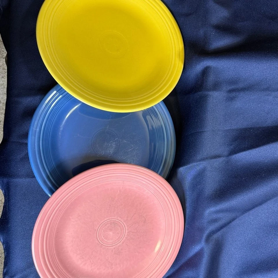 Plato Fiesta Blush Rosa y Azul y Amarillo. Los tres por $35. 10 1/2 pulgadas Foto 3 de 4