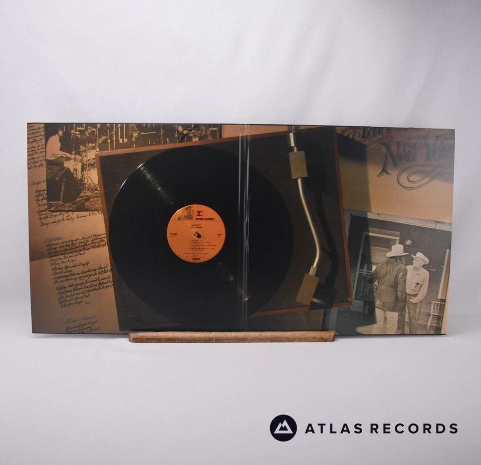 Neil Young Greatest Hits 7" + Double LP Vinyl Record - NM/EX - Image 3 of 4