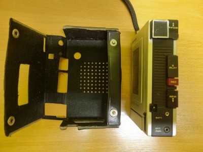 Walkman Retro mit Diktiergerät & Kassettenspieler in Silber in einem Topzu. 90er