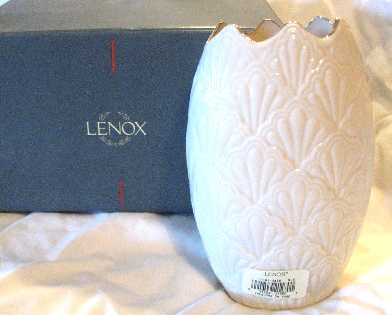 Lenox Small Scalloped Jacquard Ivory Vase w Gold Rim Trim NEW NIB USA