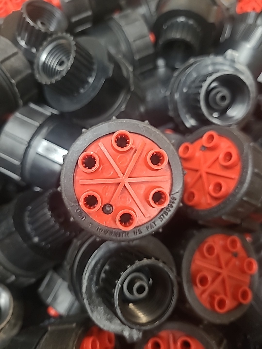 100 Pack Bowsmith 6 Outlet Emitter 2.0 GPH 1/2" FIPT Inlet Red Cap 15 PSI