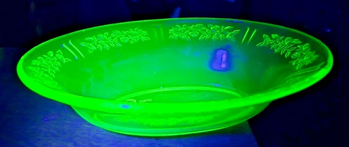 Vaseline Uranium Green Sharon Cabbage Rose Oval 9 1/2" Vegetable Bowl