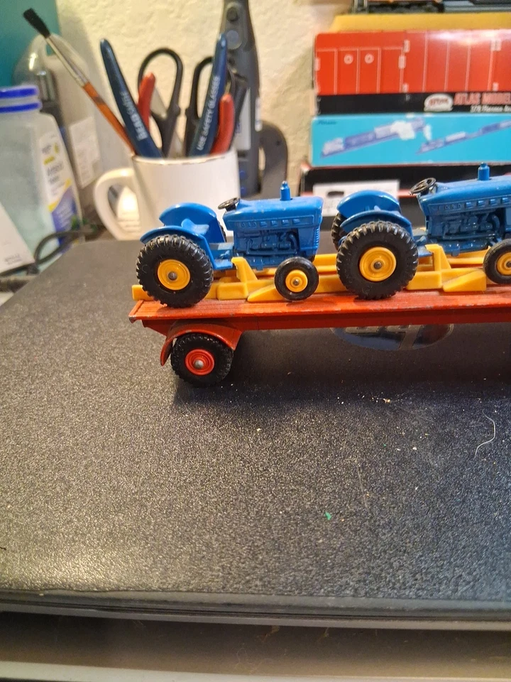 Tractor Ford Matchbox tamaño king y transportador Tasker con 3 tractores Foto 4 de 4