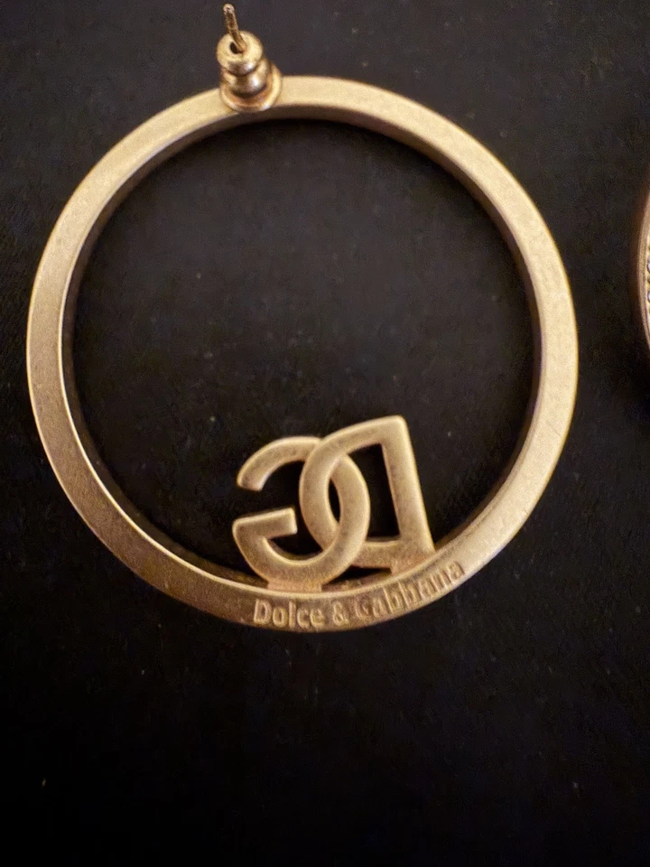 Brinco de argola feminino Dolce&Gabbana logotipo cristal tom dourado - Imagem 2 de 3