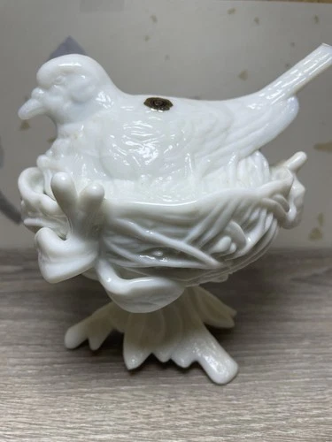 Westmoreland 1940s VTG Milk Glass Dove Robin Bird on Nest Covered Candy Nut Dish