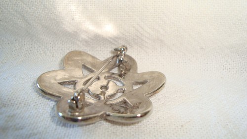 Vintage White Metal Flower Shape Brooch - Picture 2 of 3