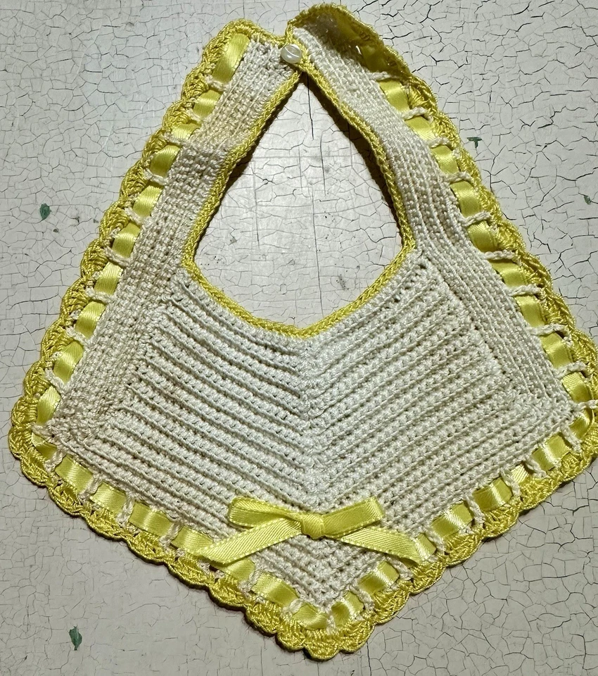 Babero bebé vintage hecho a mano o tejido con cinta amarilla. Decoración Cottagecore Foto 2 de 4