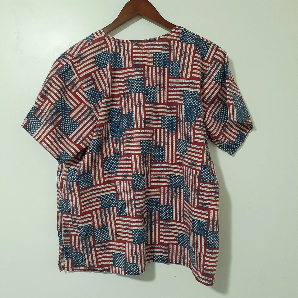Blusa Médica Estampada de Bandera de Tafford Talla Grande Cuello en V Mezcla de Algodón Foto 3 de 4