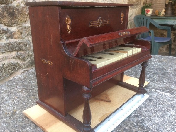 Piano de juguete antiguo
