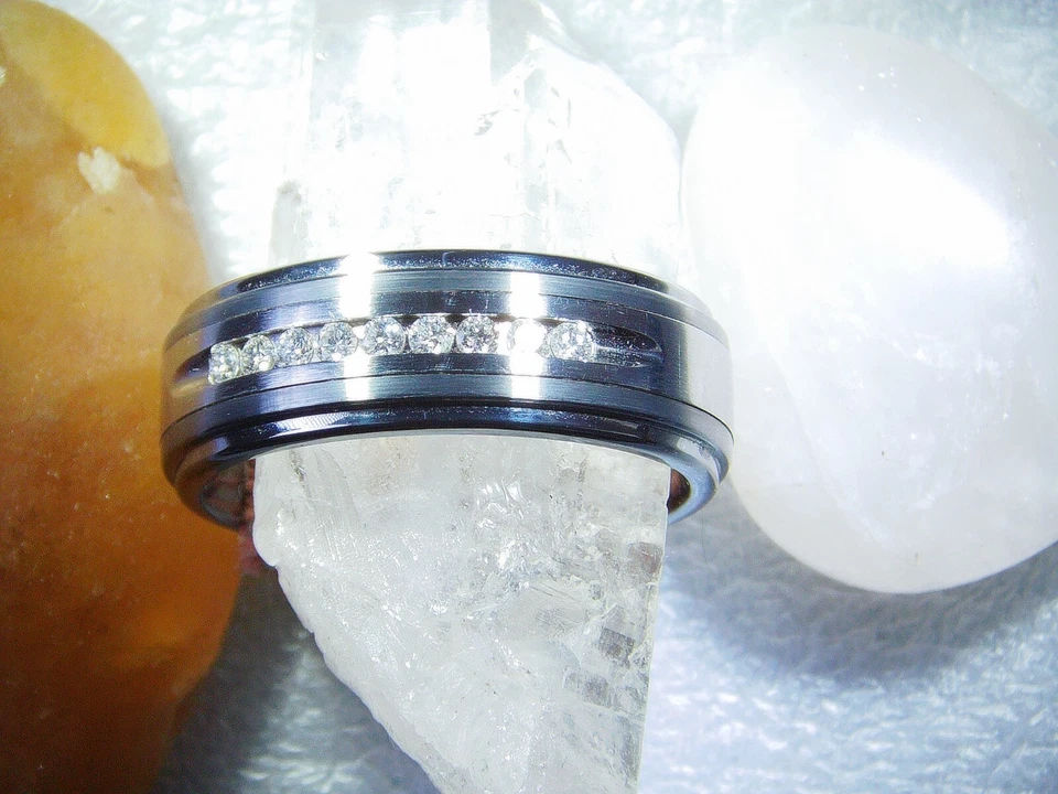 Anillo de banda Estate Triton de carburo de tungsteno y acero inoxidable con conjunto de canales de diamantes Foto 2 de 4