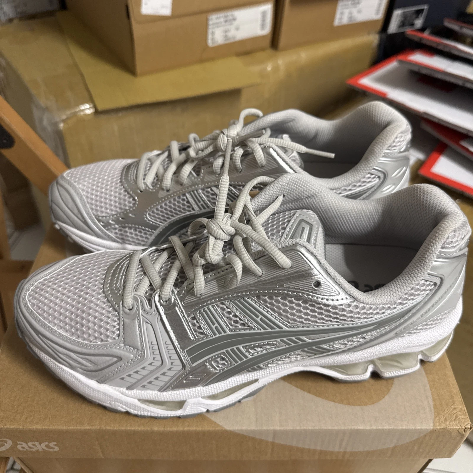 UK 9.5 ASICS Gel Kayano 14 'Cloud Grey Clay' W. OG nuovo!