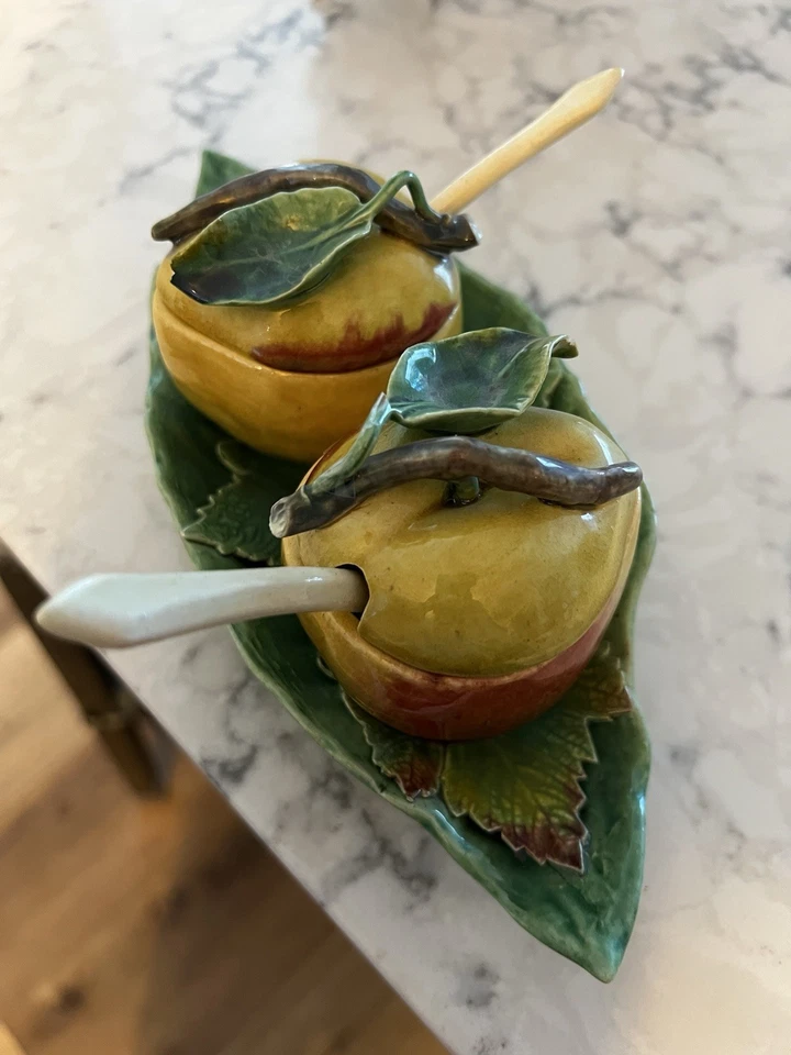 Juego de azúcar y crema de melocotones en una hoja con cucharas para servir, hecho en Portugal Foto 3 de 4