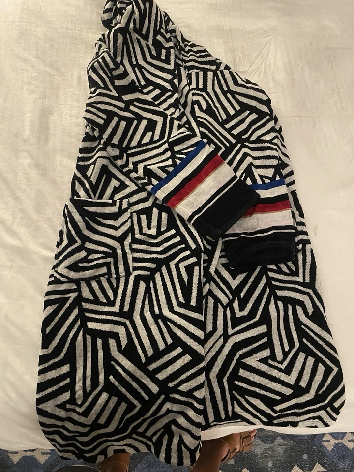 Bata de baño MISSONI HOME - Talla mediana - Calista - Con capucha blanco y negro nueva con etiquetas - $695 Foto 3 de 4