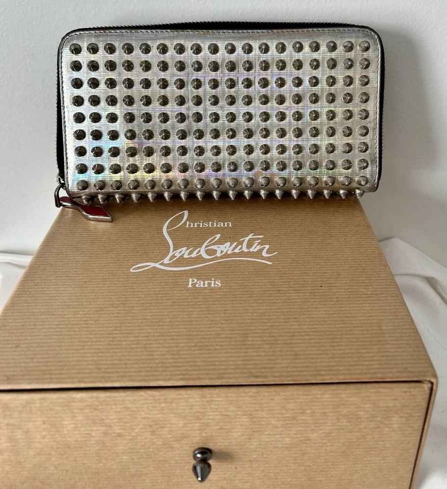 Carteira Christian Louboutin cravada com zíper longo em torno de designer de interiores vermelha - Imagem 3 de 4