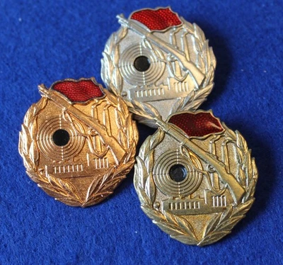 DDR NVA Kampfgruppen Schießabzeichen Bronze, Silber, Gold - Bild 1 von 2