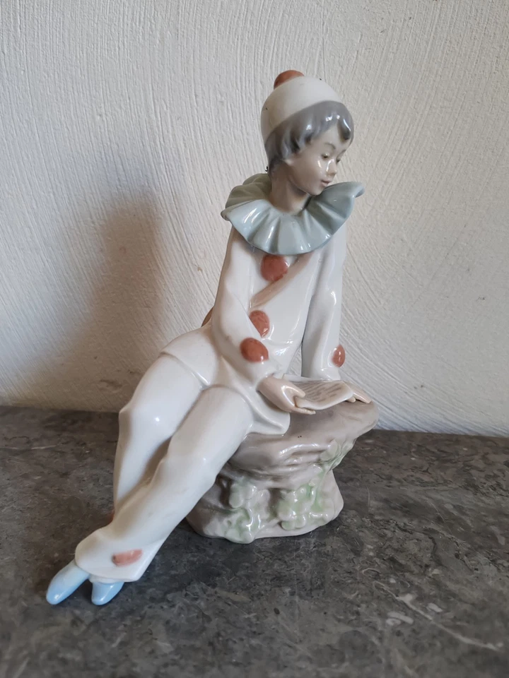 Figurine En Céramique Pierrot Arlequin Lisant Un Livre. NAO Fait Main En Espagne - Photo 2/4