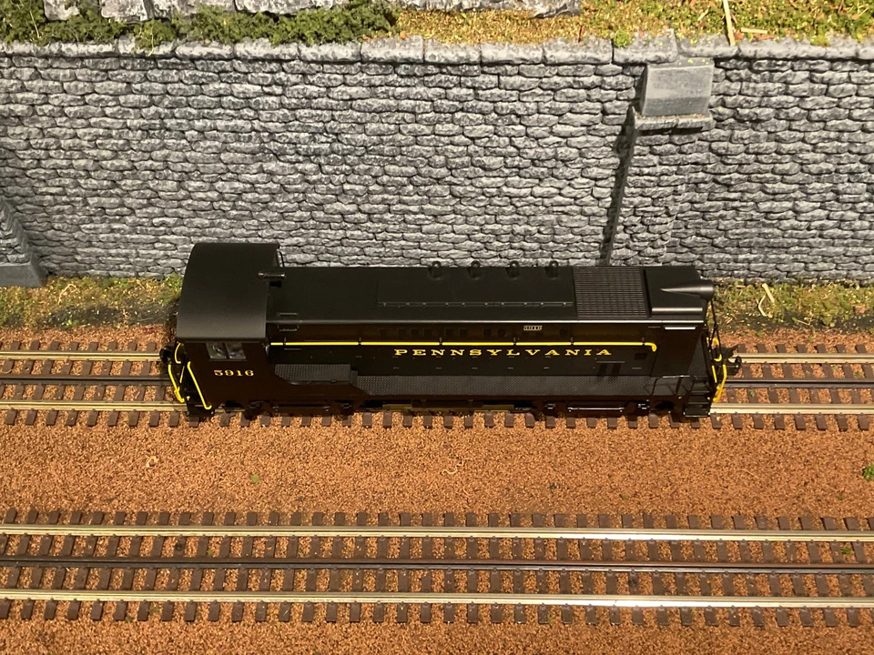 Weaver 1557LP O Scale Pennsylvania Railroad VO-1000 Diesel w/TMCC & Sound - Image 4 of 4