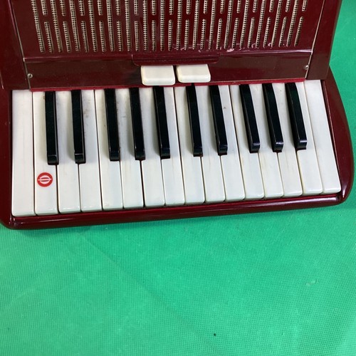 Vintage Cantulia Bambi Accordion In A Hard Case (B13)CP#8699 - Picture 5 of 9