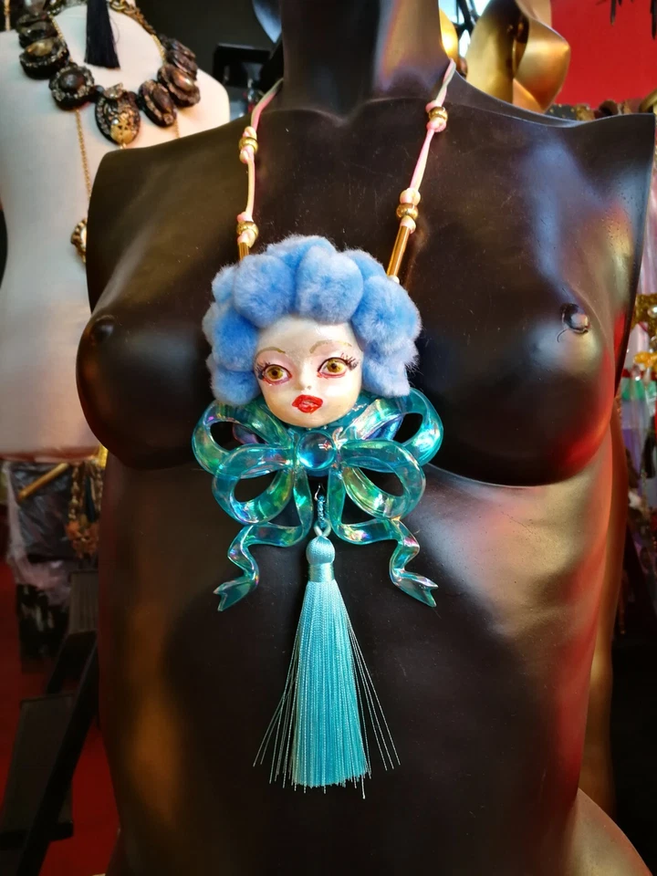 Hada Azul Belle Epoque Joyería Art Deco Nouveau Muñeca Cabeza Colgante Escama Arco Babero Foto 4 de 4