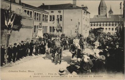 Old postcard AK Cluny Le Defile Place du Marche FRANCE (1173857)