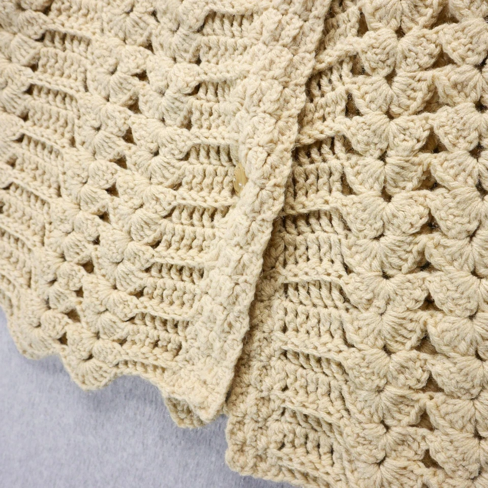 Poncho con capa de ganchillo hecho a mano para mujer talla única crema botón dobladillo festoneado delantero Foto 3 de 4