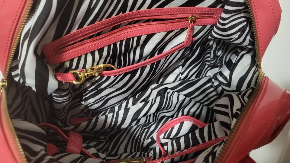 Bolso de Mano Maxx New York Signature Rosa Estampado Cebra Interior Grandes Bolsillos Internos Foto 4 de 4