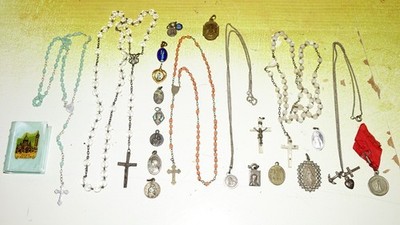 Konvolut verschiedener religiöser Rosenkränze und Medaillons aus Perlen, Silber usw.